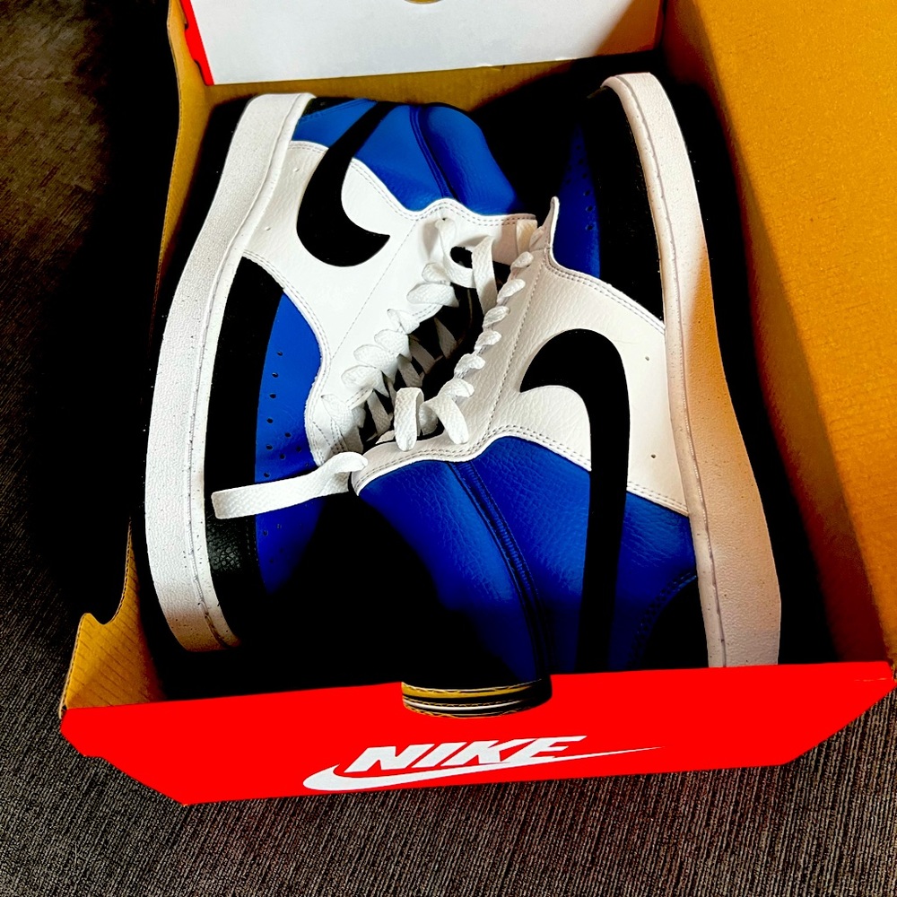 Brand New Men’s 9 mid Nike. My son decided he didn’t like them. 🤷‍♀️